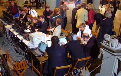 Medienzentrum Rathaushalle: Emsiges Treiben an den öffentlichen Computern mit den laufend aktualisierten Ergebnissen